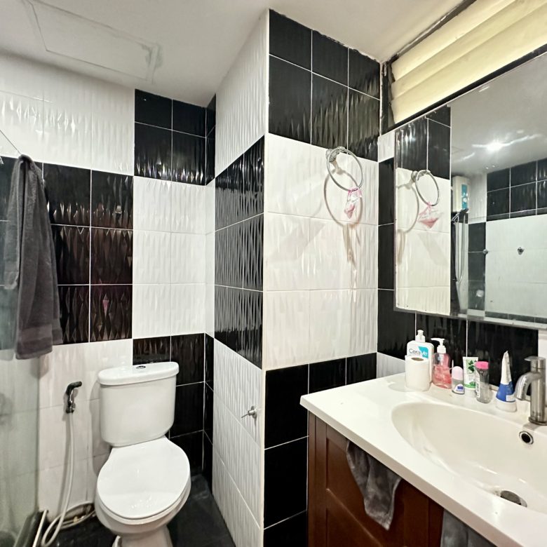 A room ready for a makeover 2 Bed, 2 Bath 76 SQM.@ Pattaya Plaza Condo