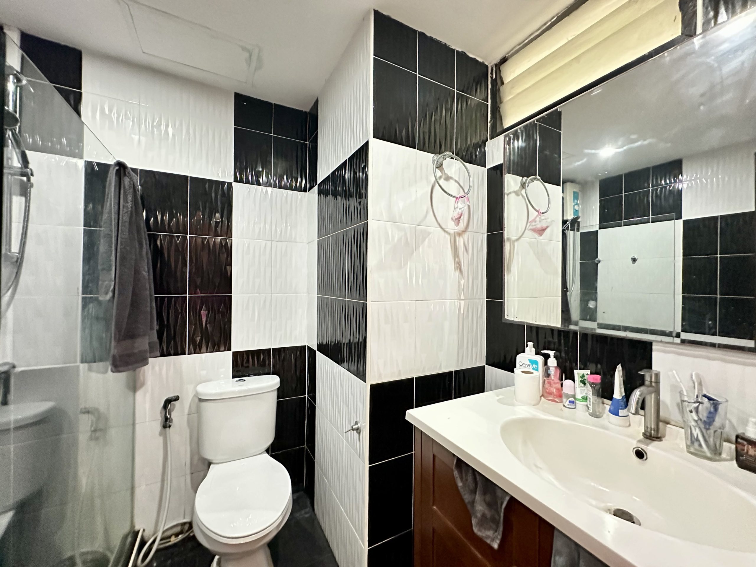 A room ready for a makeover 2 Bed, 2 Bath 76 SQM.@ Pattaya Plaza Condo