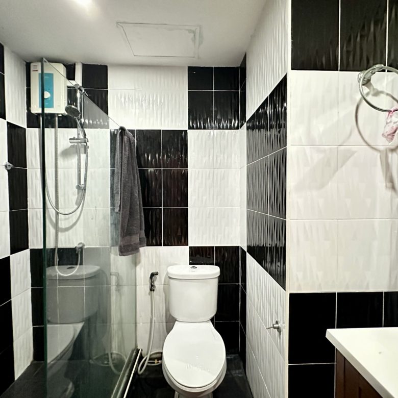 A room ready for a makeover 2 Bed, 2 Bath 76 SQM.@ Pattaya Plaza Condo