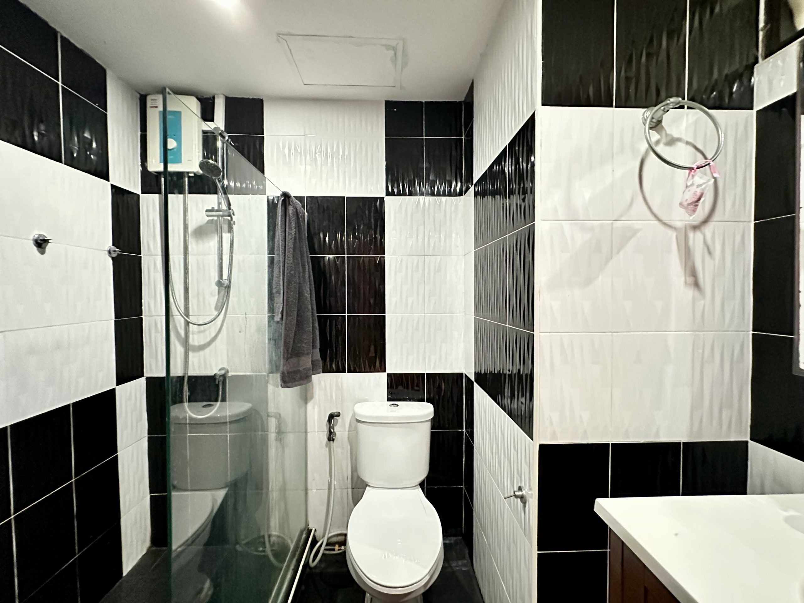 A room ready for a makeover 2 Bed, 2 Bath 76 SQM.@ Pattaya Plaza Condo