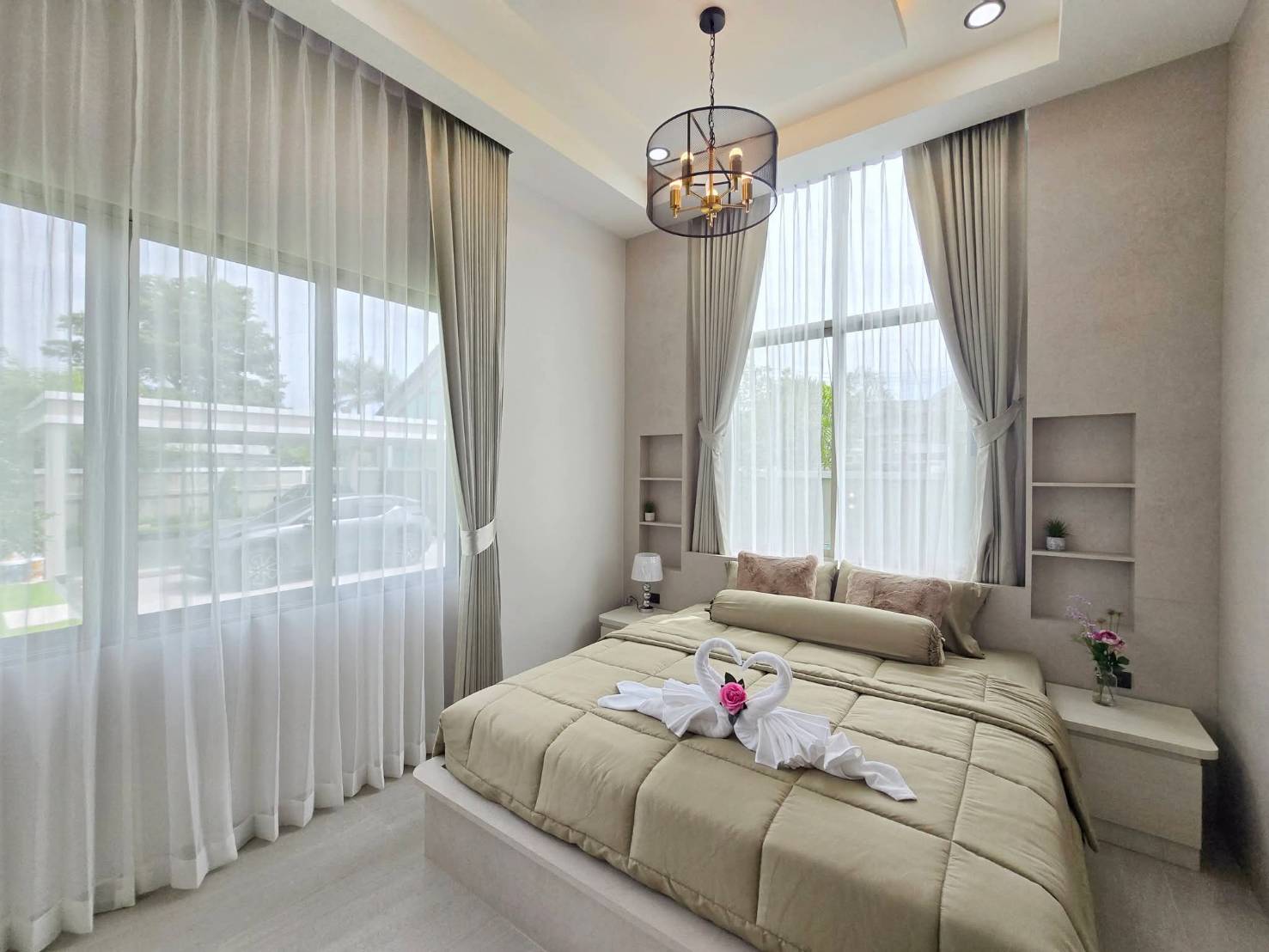 For Sale : (Pre-sale): Luxury Pool Villa @ Soi Chaipornvithi 22, Pornpraphanimit 19