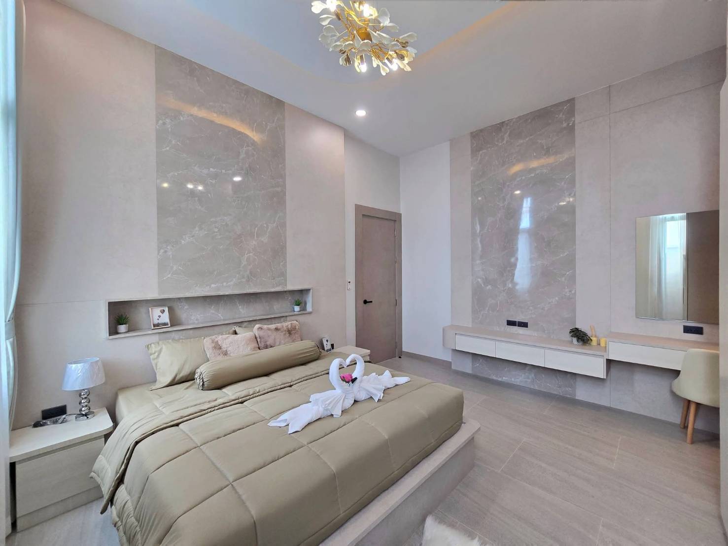 For Sale : (Pre-sale): Luxury Pool Villa @ Soi Chaipornvithi 22, Pornpraphanimit 19