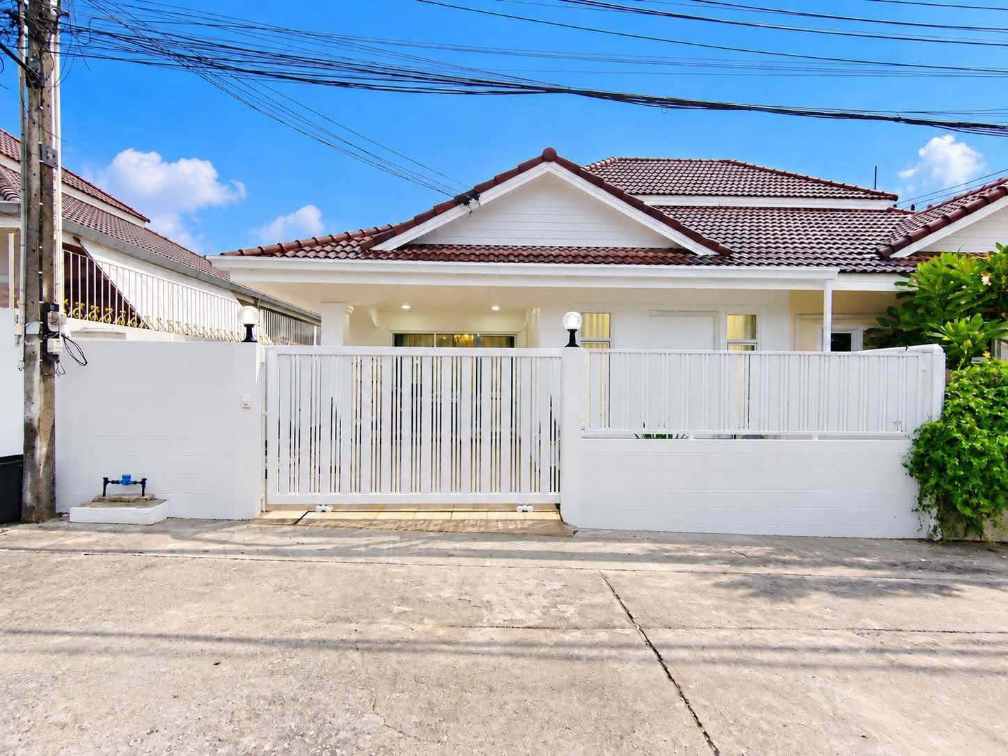 На продажу: одноэтажный отдельно стоящий дом в поселке Chokchai Home Garden 4