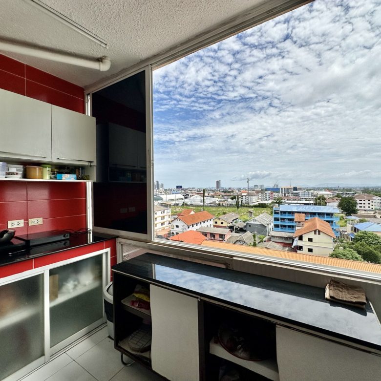 A room ready for a makeover 2 Bed, 2 Bath 76 SQM.@ Pattaya Plaza Condo