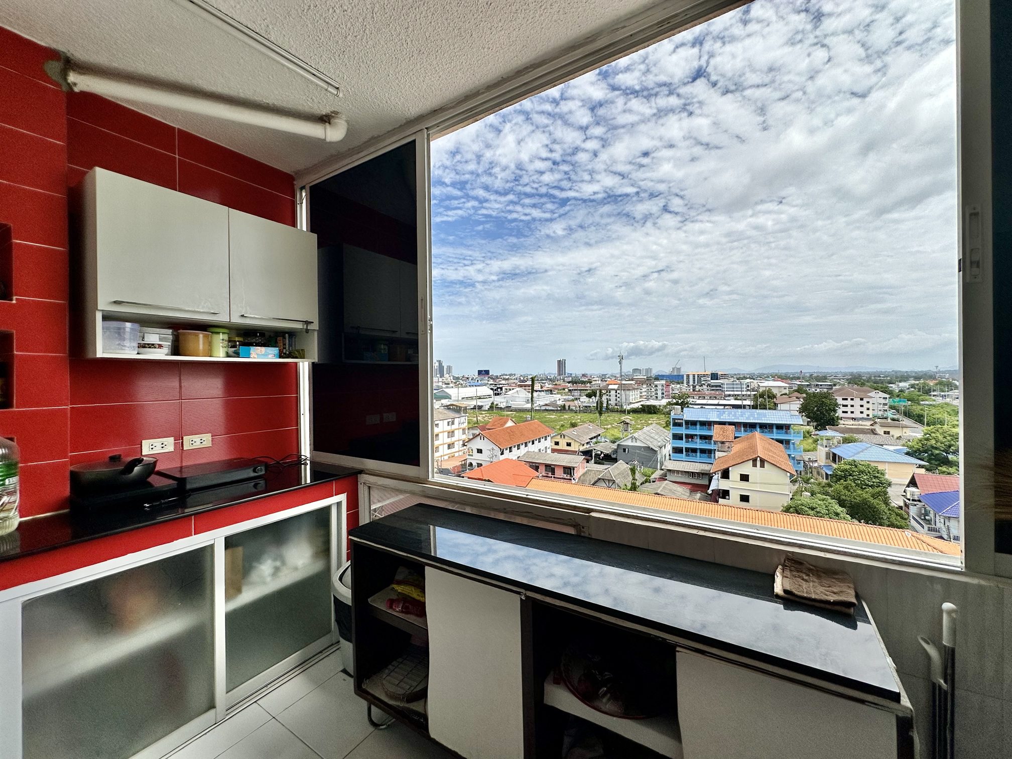 A room ready for a makeover 2 Bed, 2 Bath 76 SQM.@ Pattaya Plaza Condo