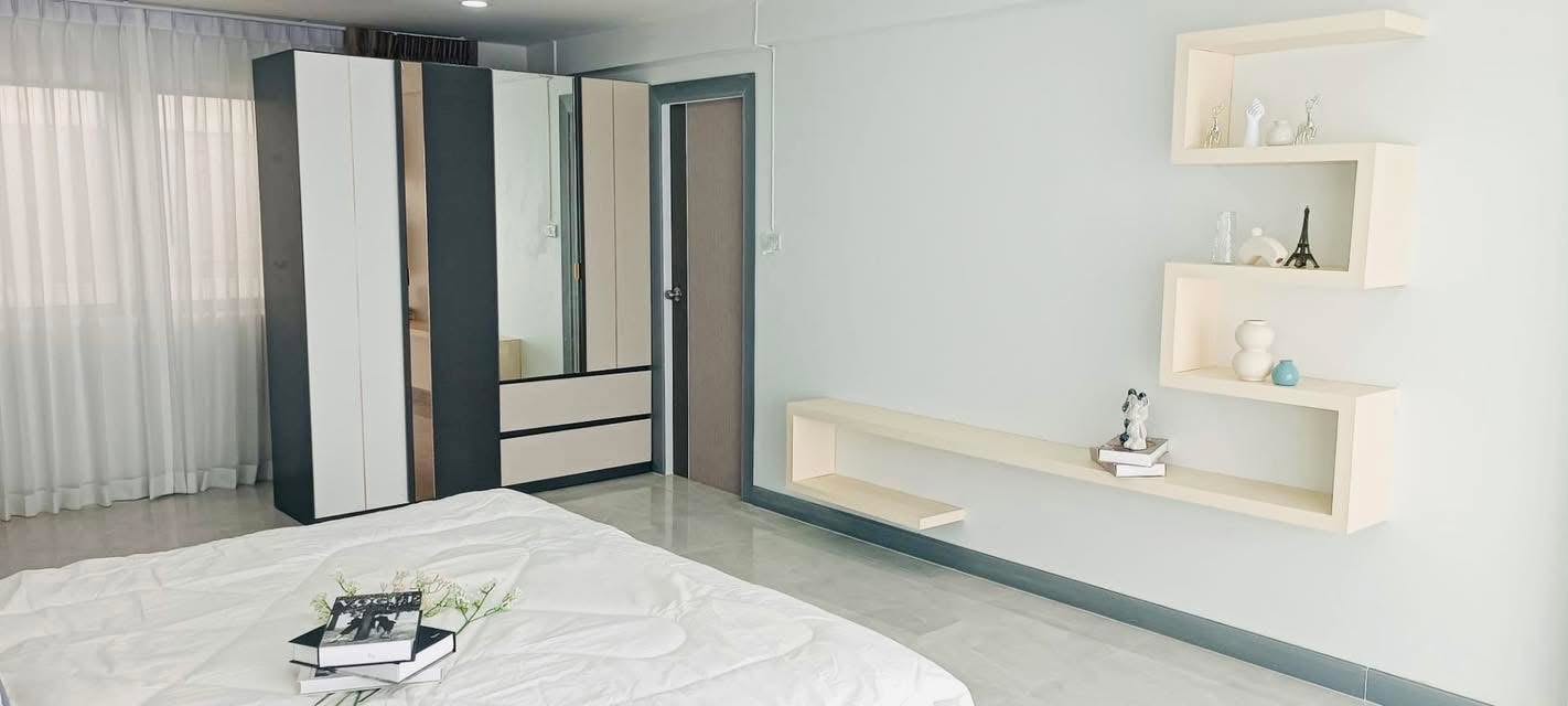 Luxury Style Decoration Condo 3 Bed, 2 Bath 156 SQM. @ Thepprasit Housing Authority
