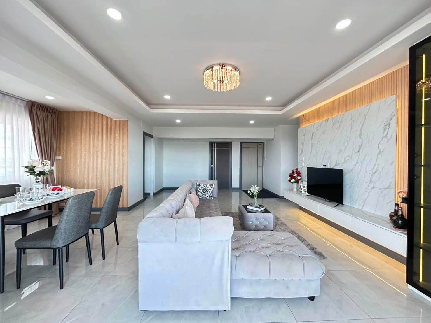Luxury Style Decoration Condo 3 Bed, 2 Bath 156 SQM. @ Thepprasit Housing Authority