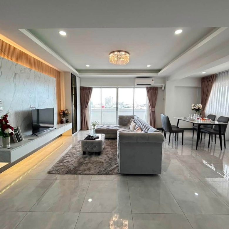 Luxury Style Decoration Condo 3 Bed, 2 Bath 156 SQM. @ Thepprasit Housing Authority