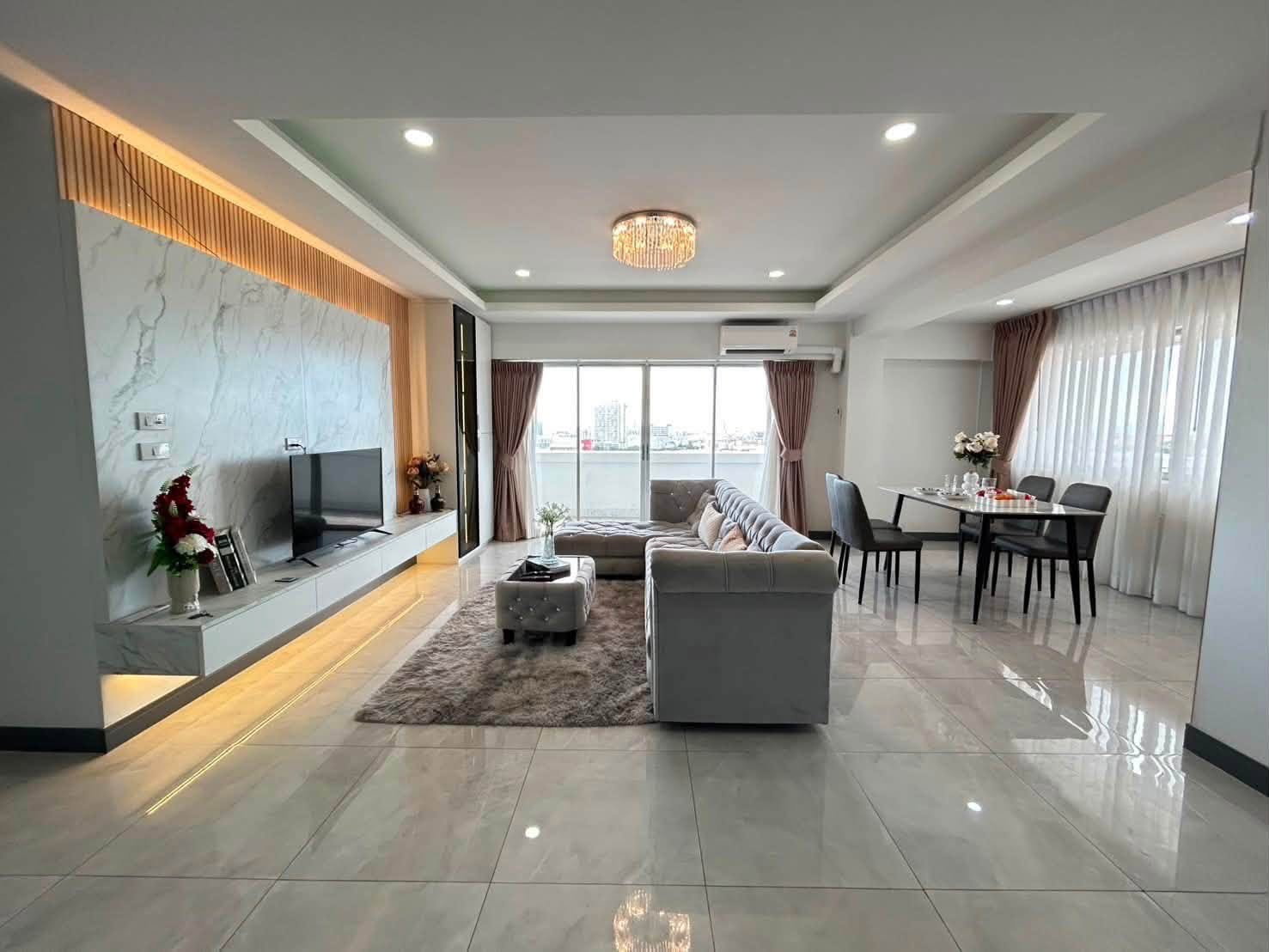 Luxury Style Decoration Condo 3 Bed, 2 Bath 156 SQM. @ Thepprasit Housing Authority