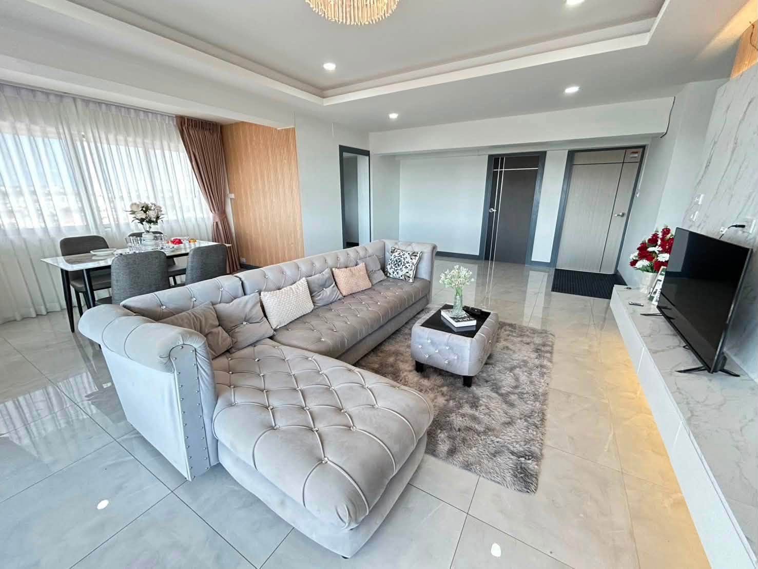 Luxury Style Decoration Condo 3 Bed, 2 Bath 156 SQM. @ Thepprasit Housing Authority