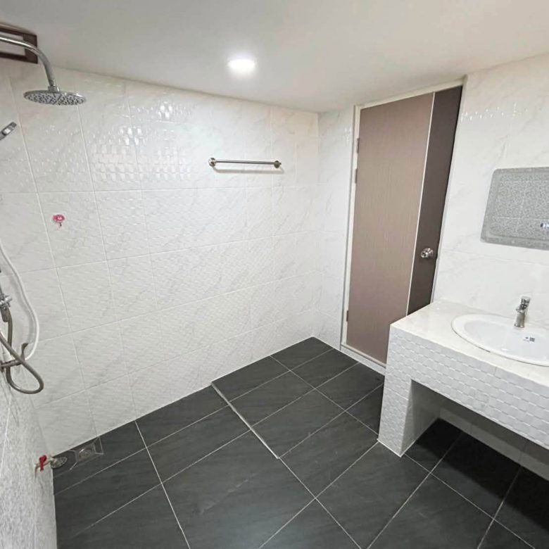 Luxury Style Decoration Condo 3 Bed, 2 Bath 156 SQM. @ Thepprasit Housing Authority