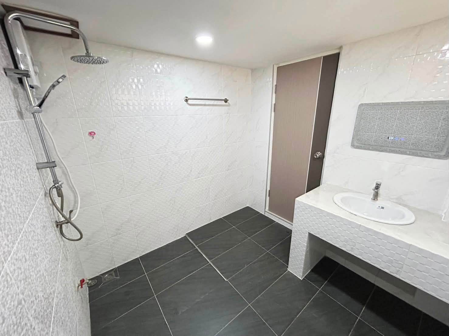 Luxury Style Decoration Condo 3 Bed, 2 Bath 156 SQM. @ Thepprasit Housing Authority