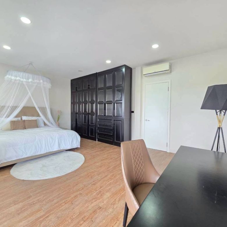Spacious 2-Story Detached Pool Villa 5 Bed, 6 Bath 177.4 SQW. @ Pattaya Park Hill Village (Nong Yai 2)