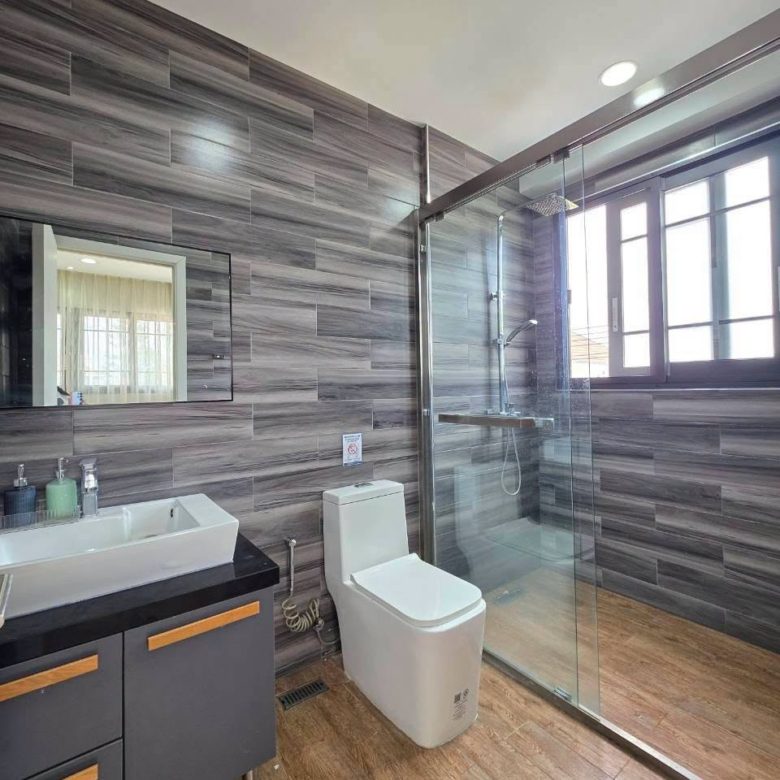 Spacious 2-Story Detached Pool Villa 5 Bed, 6 Bath 177.4 SQW. @ Pattaya Park Hill Village (Nong Yai 2)