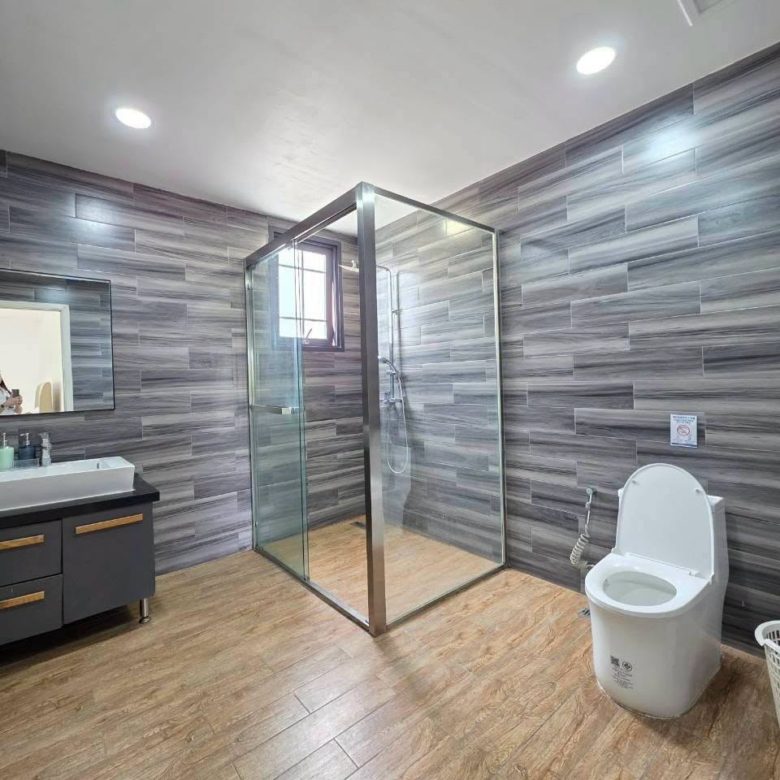 Spacious 2-Story Detached Pool Villa 5 Bed, 6 Bath 177.4 SQW. @ Pattaya Park Hill Village (Nong Yai 2)