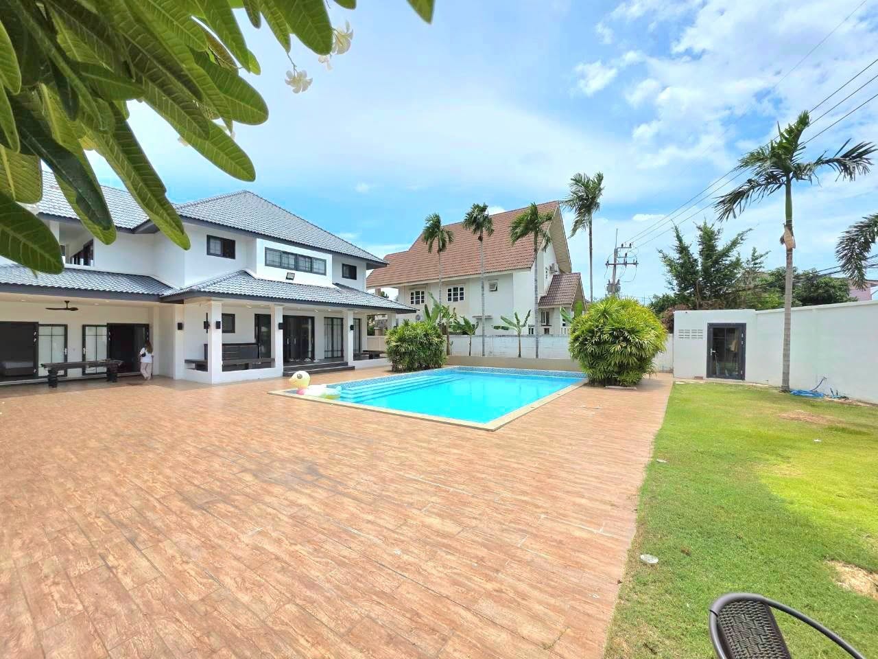 Spacious 2-Story Detached Pool Villa 5 Bed, 6 Bath 177.4 SQW. @ Pattaya Park Hill Village (Nong Yai 2)