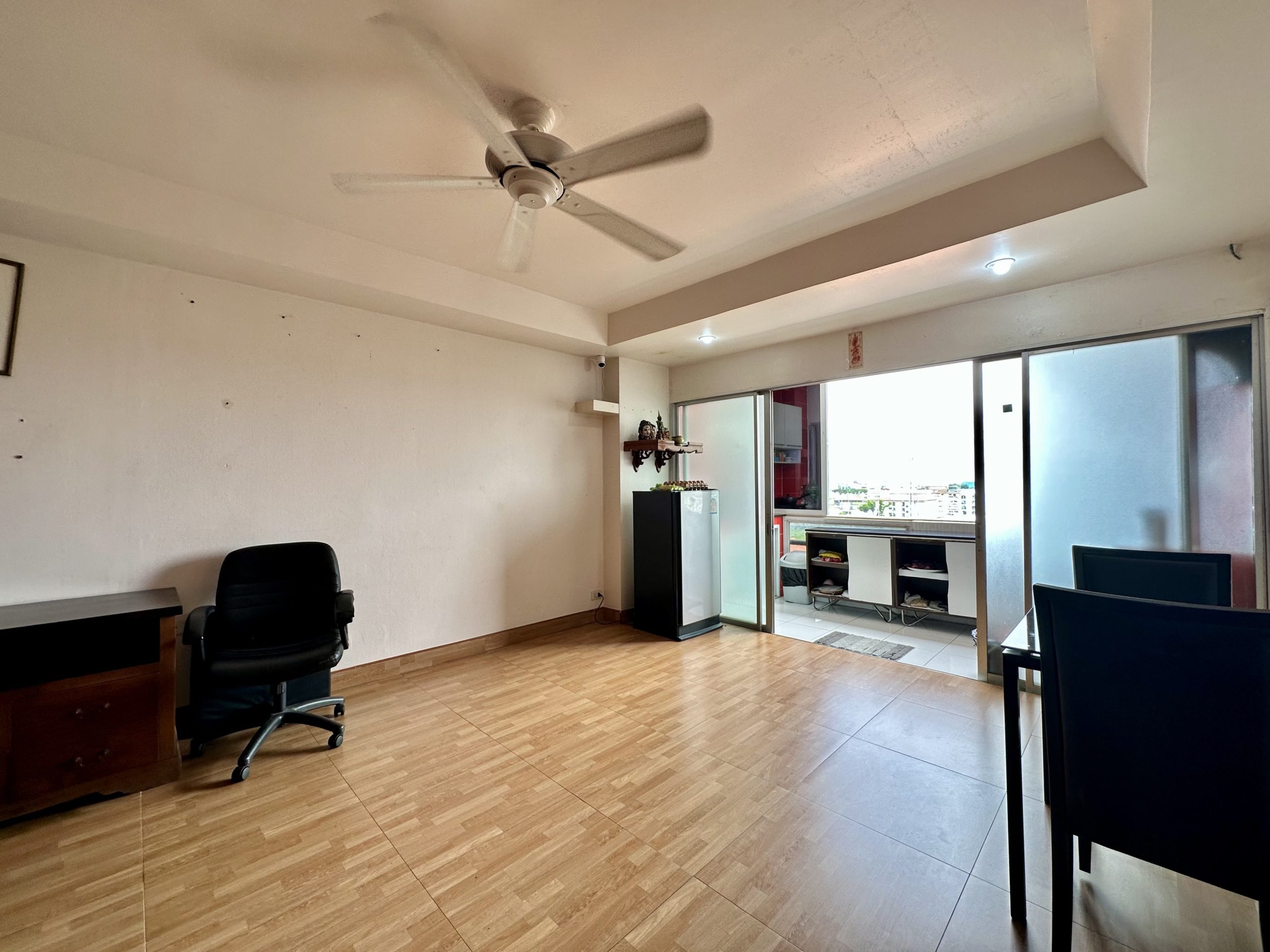 A room ready for a makeover 2 Bed, 2 Bath 76 SQM.@ Pattaya Plaza Condo
