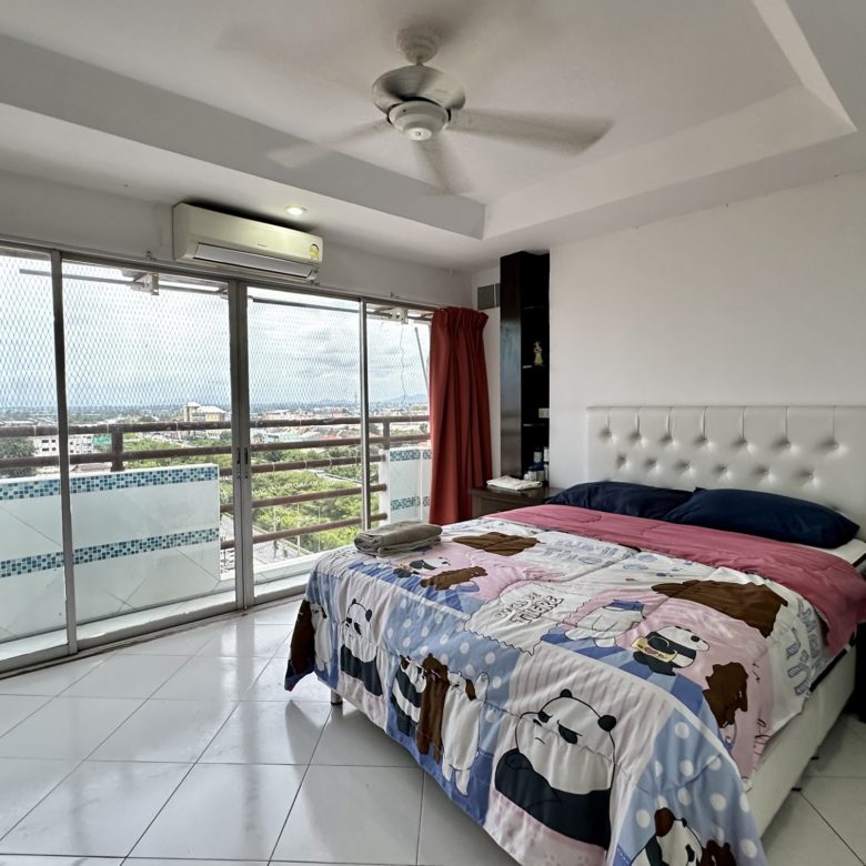 A room ready for a makeover 2 Bed, 2 Bath 76 SQM.@ Pattaya Plaza Condo