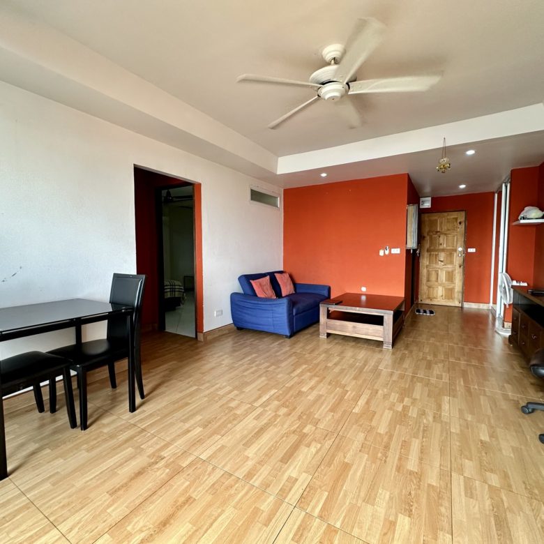 A room ready for a makeover 2 Bed, 2 Bath 76 SQM.@ Pattaya Plaza Condo