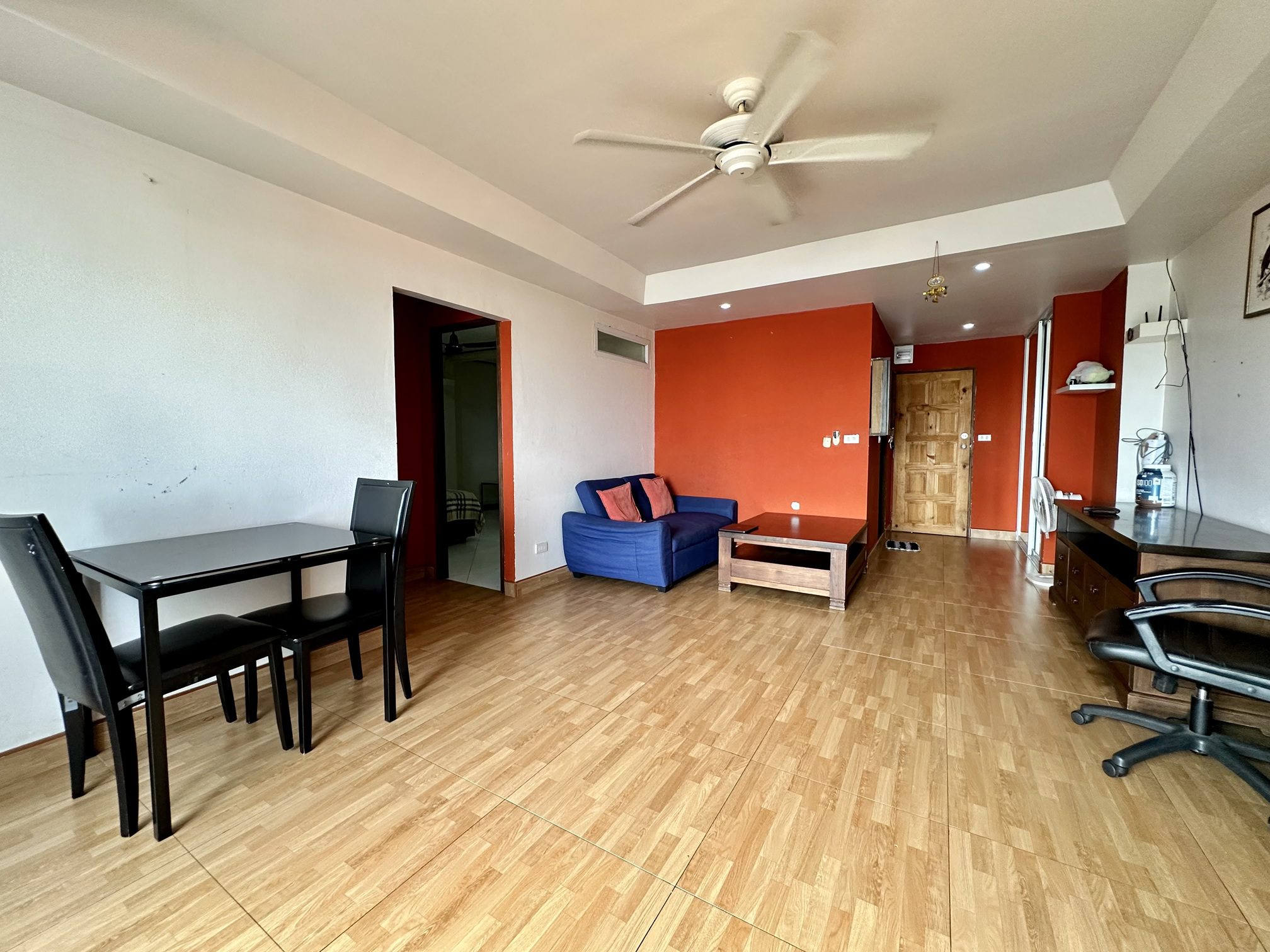 A room ready for a makeover 2 Bed, 2 Bath 76 SQM.@ Pattaya Plaza Condo