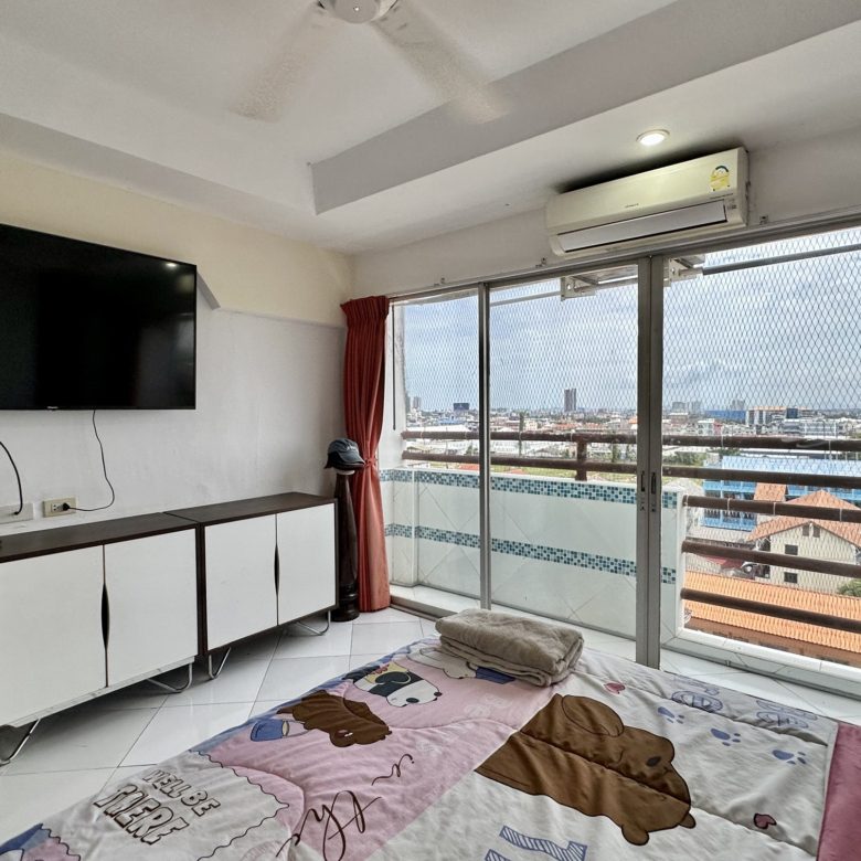 A room ready for a makeover 2 Bed, 2 Bath 76 SQM.@ Pattaya Plaza Condo