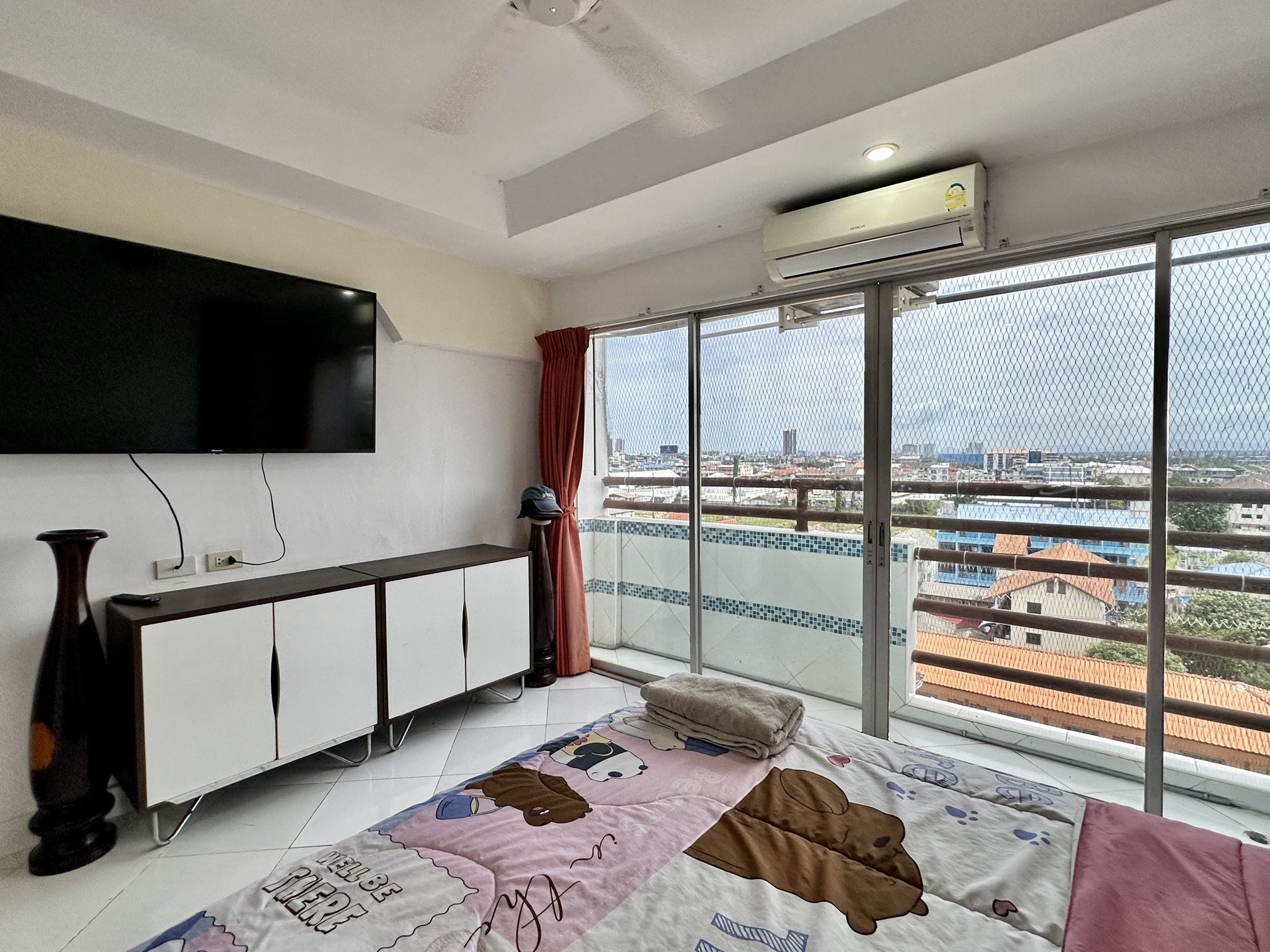 A room ready for a makeover 2 Bed, 2 Bath 76 SQM.@ Pattaya Plaza Condo