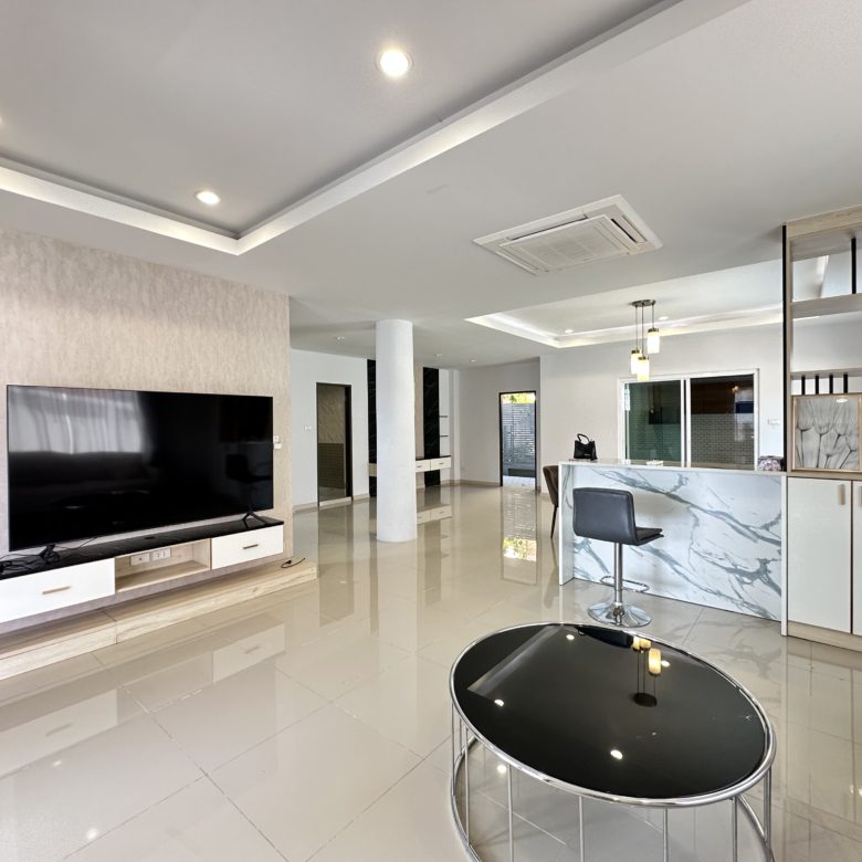 Urgent Sale! 2-Story Detached Pool Villa 6 Bed, 4 Bath 104 SQW.@ Jomtien Beachfront