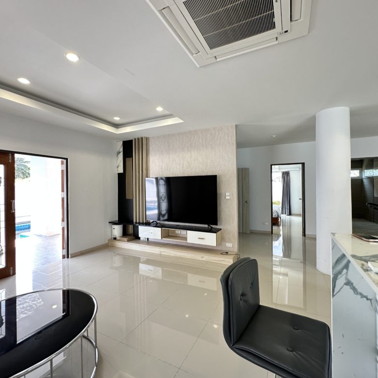 Urgent Sale! 2-Story Detached Pool Villa 6 Bed, 4 Bath 104 SQW.@ Jomtien Beachfront