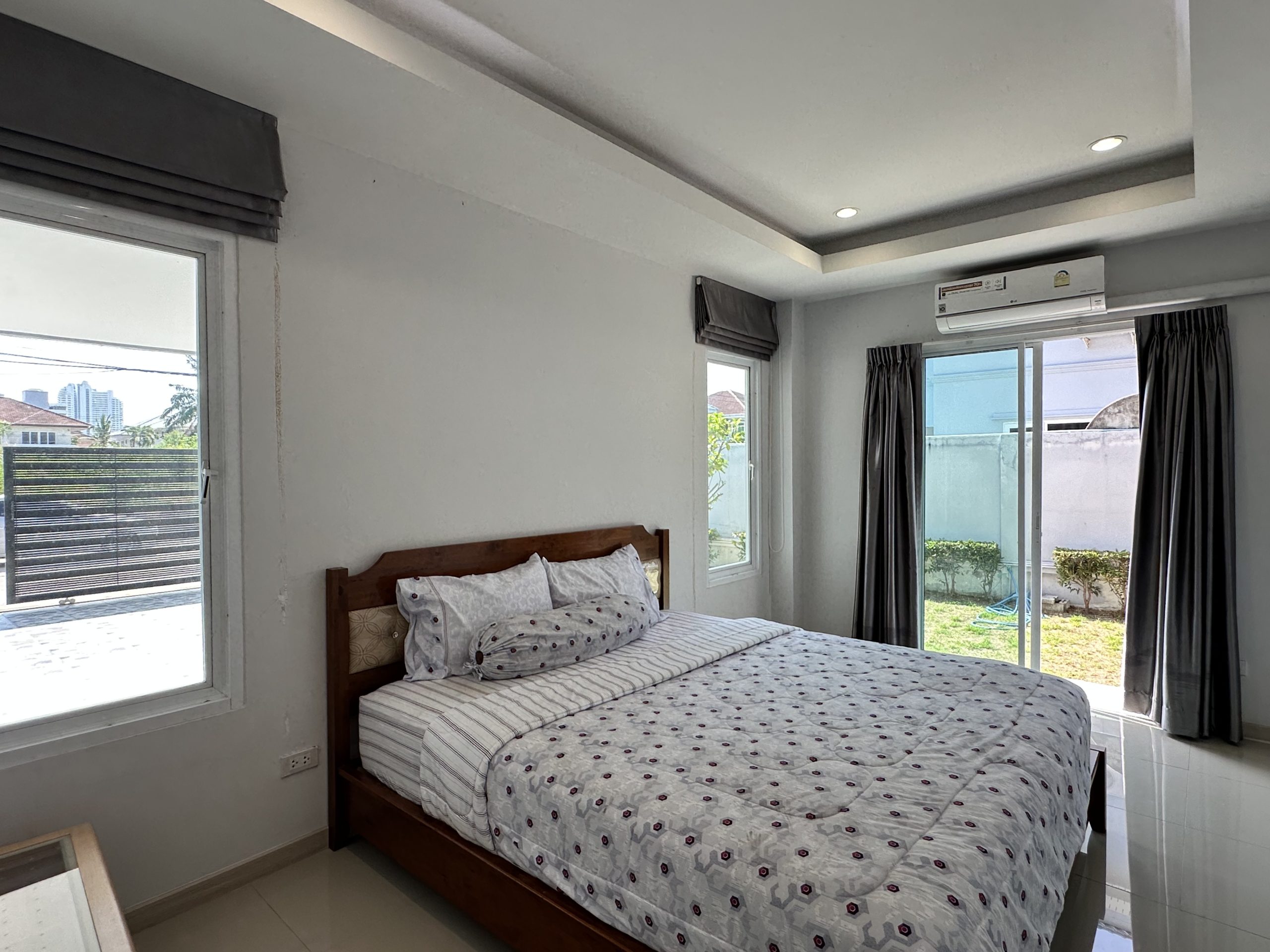 Urgent Sale! 2-Story Detached Pool Villa 6 Bed, 4 Bath 104 SQW.@ Jomtien Beachfront