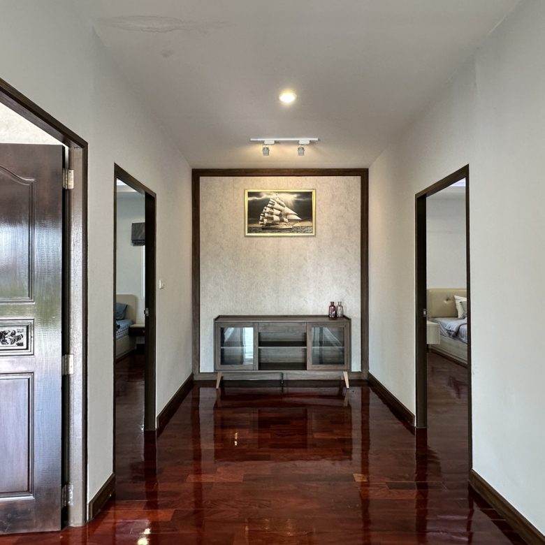 Urgent Sale! 2-Story Detached Pool Villa 6 Bed, 4 Bath 104 SQW.@ Jomtien Beachfront
