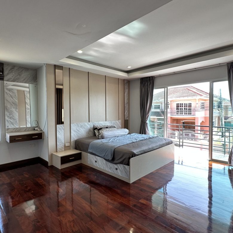 Urgent Sale! 2-Story Detached Pool Villa 6 Bed, 4 Bath 104 SQW.@ Jomtien Beachfront