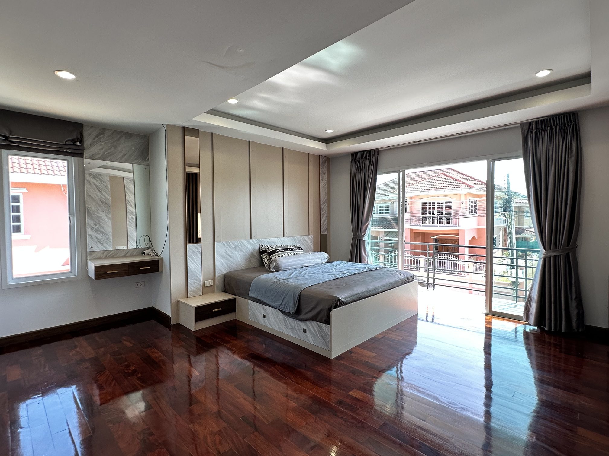 Urgent Sale! 2-Story Detached Pool Villa 6 Bed, 4 Bath 104 SQW.@ Jomtien Beachfront
