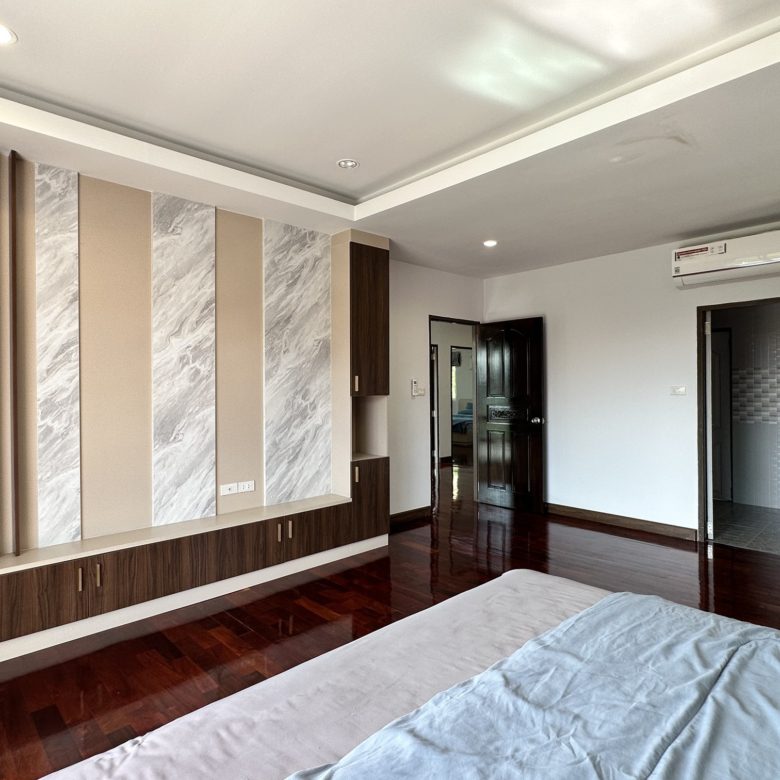 Urgent Sale! 2-Story Detached Pool Villa 6 Bed, 4 Bath 104 SQW.@ Jomtien Beachfront