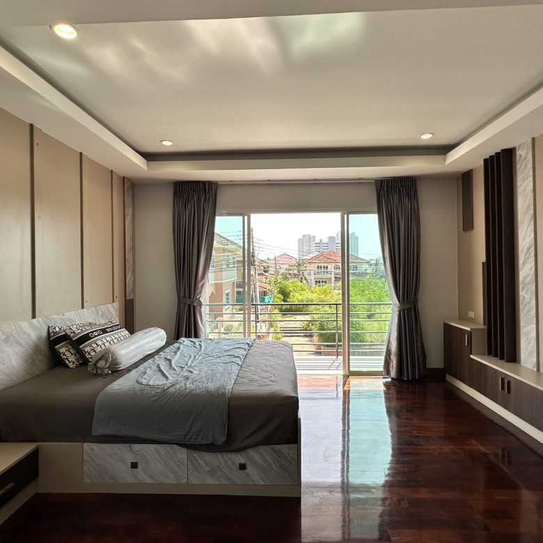 Urgent Sale! 2-Story Detached Pool Villa 6 Bed, 4 Bath 104 SQW.@ Jomtien Beachfront