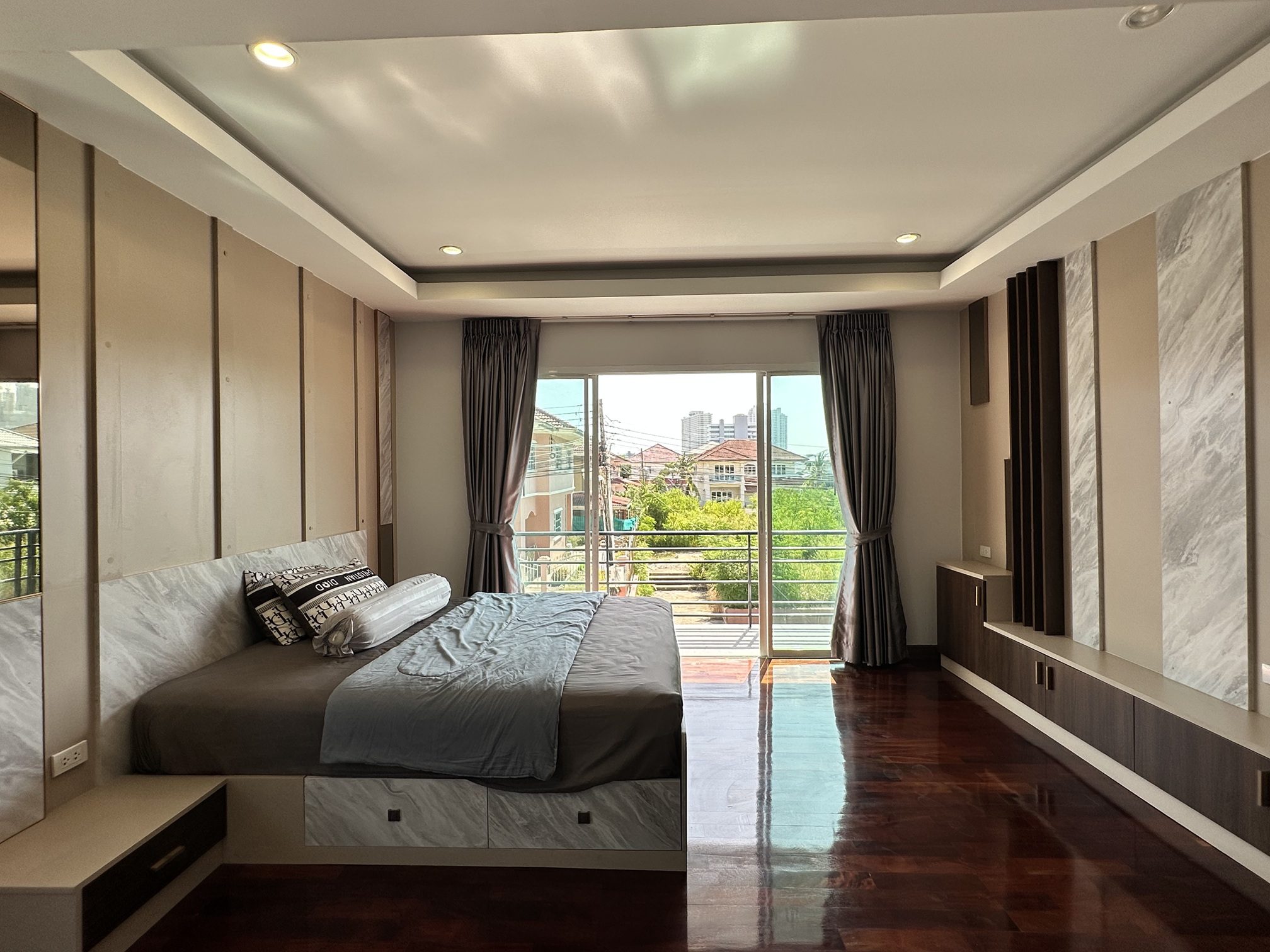 Urgent Sale! 2-Story Detached Pool Villa 6 Bed, 4 Bath 104 SQW.@ Jomtien Beachfront