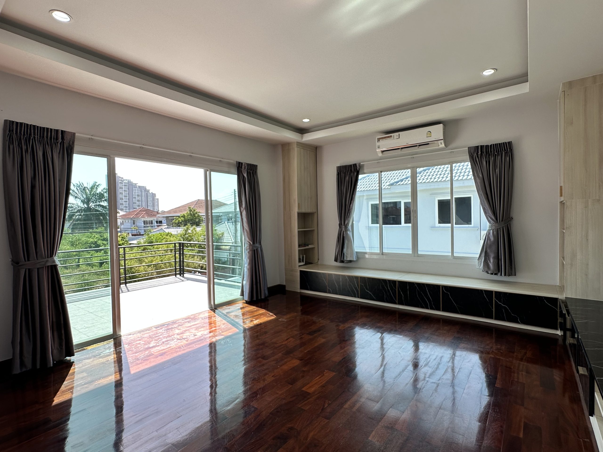 Urgent Sale! 2-Story Detached Pool Villa 6 Bed, 4 Bath 104 SQW.@ Jomtien Beachfront