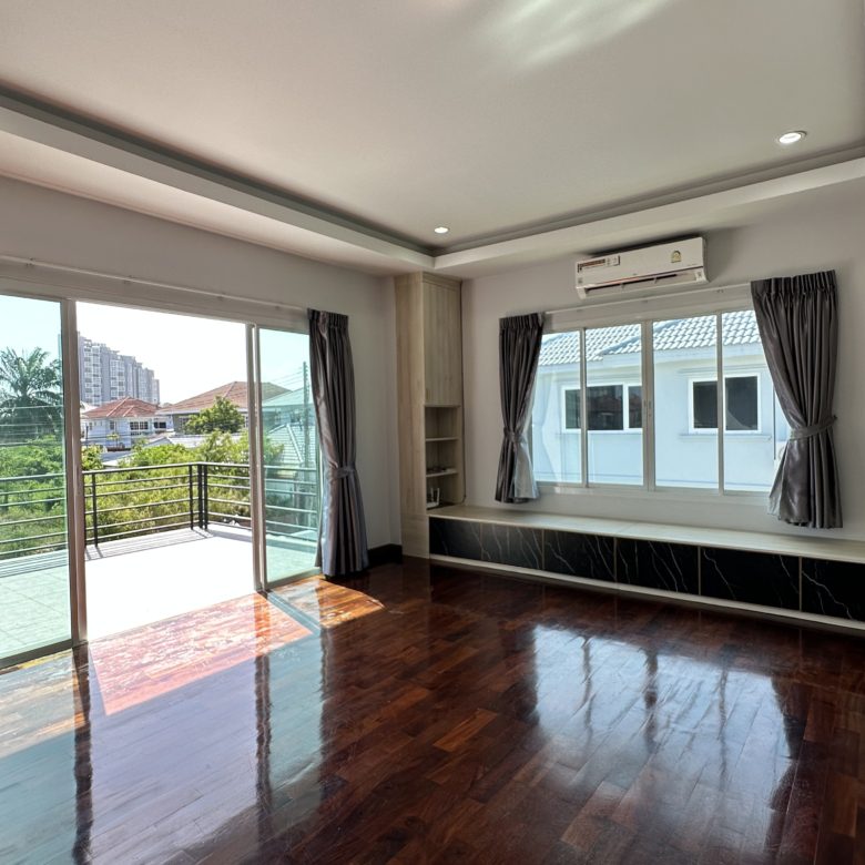 Urgent Sale! 2-Story Detached Pool Villa 6 Bed, 4 Bath 104 SQW.@ Jomtien Beachfront