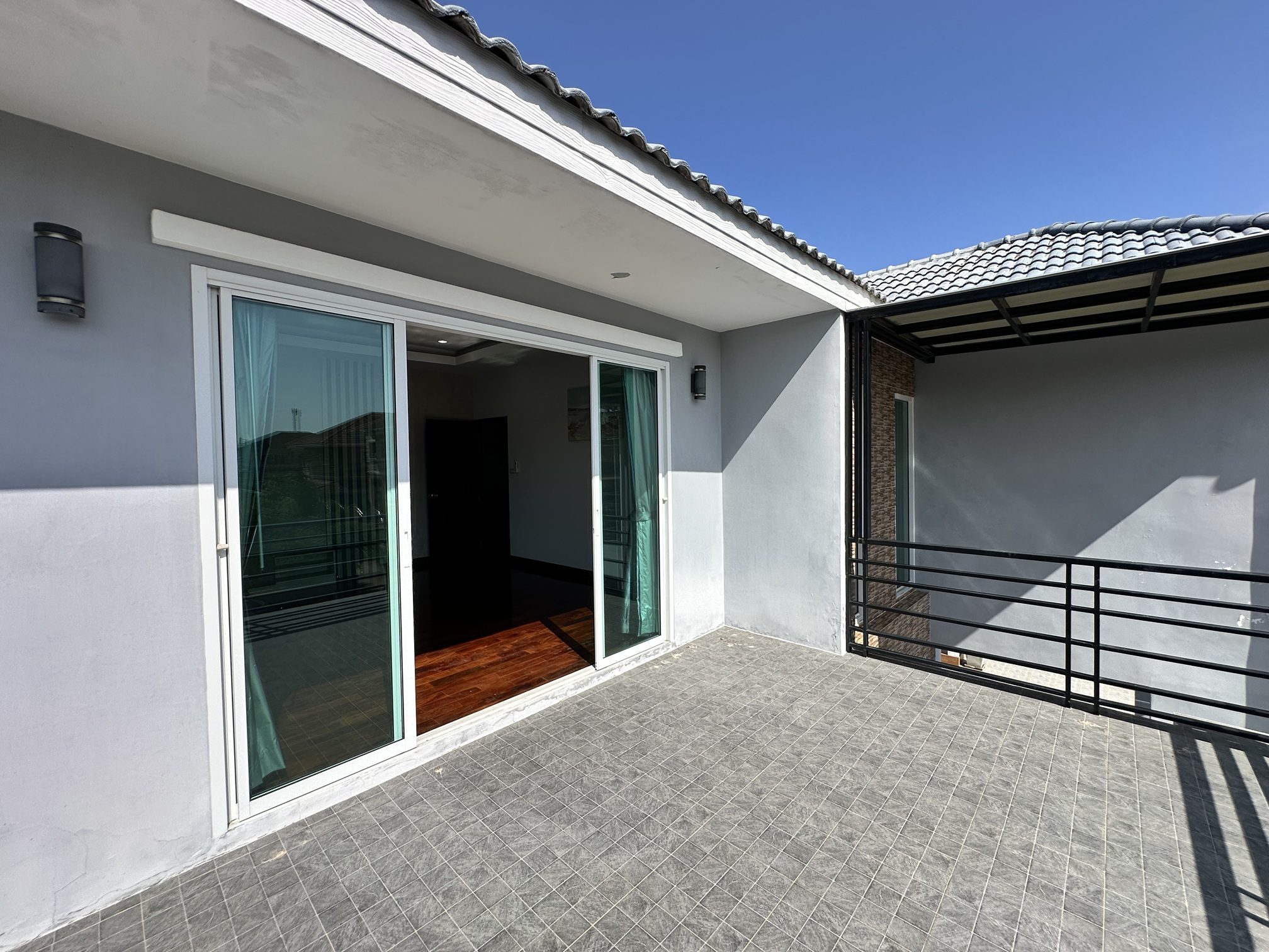 Urgent Sale! 2-Story Detached Pool Villa 6 Bed, 4 Bath 104 SQW.@ Jomtien Beachfront