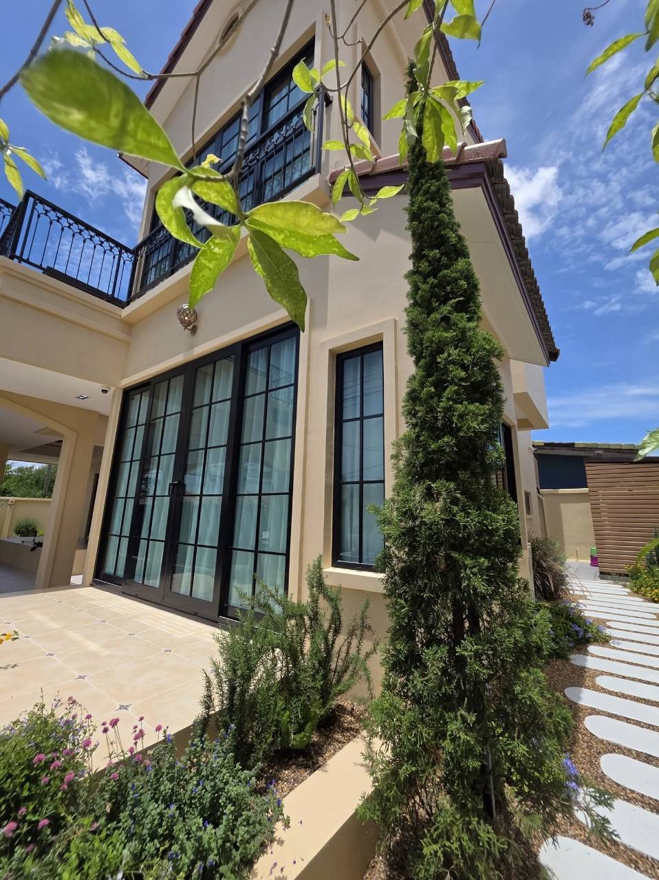 LINE_ALBUM_1892026_260918_5 Prime Location Pool Villa 5 Bed, 5 Bath 100 SQW. @ Jomtien-Chaiyaphruek, Pattaya