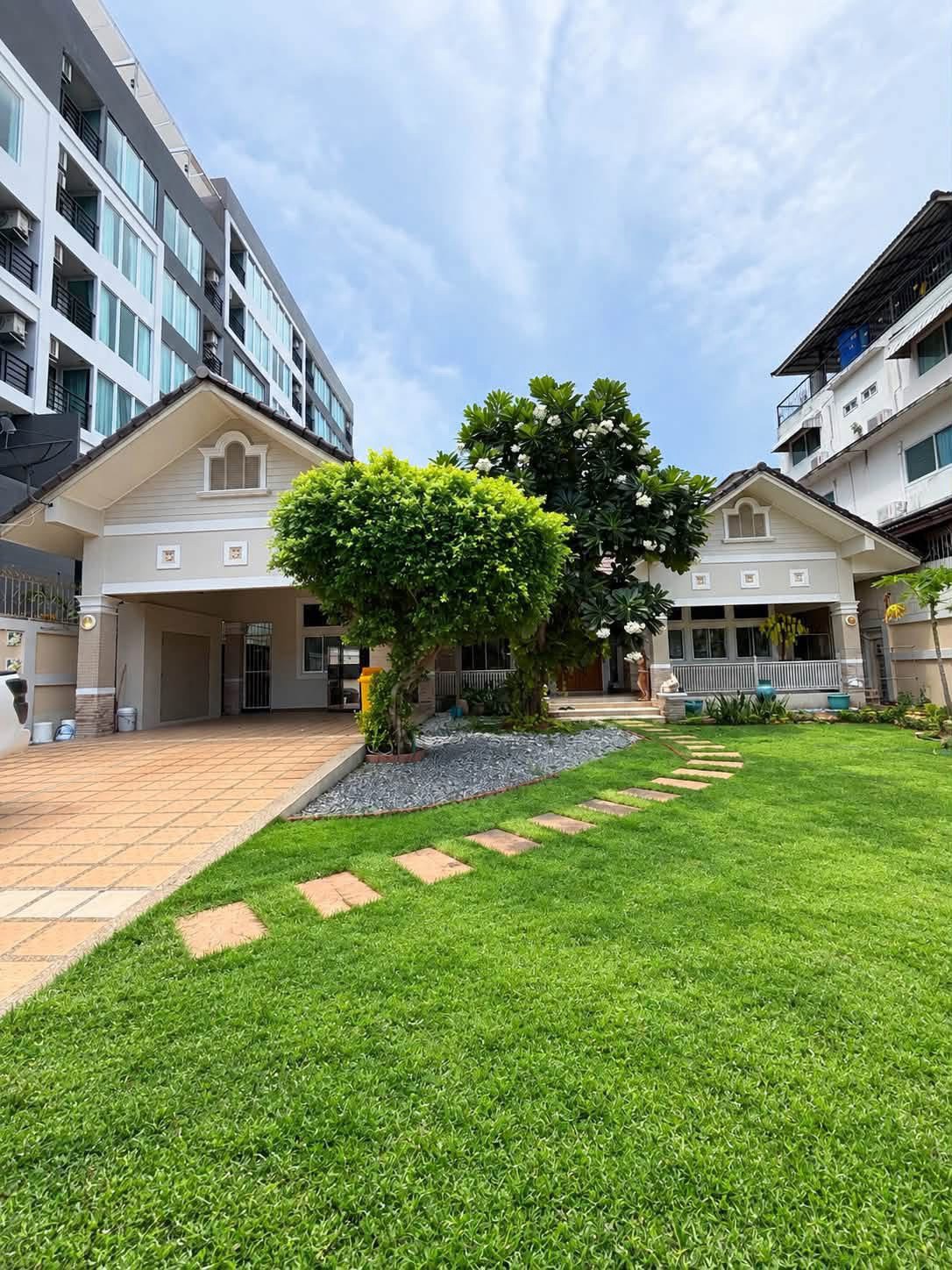 LINE_ALBUM_35 million The Village_260921_3 For Sale: House for sale on Pratumnak Hill, near the sea. @ Pratumnak Hill