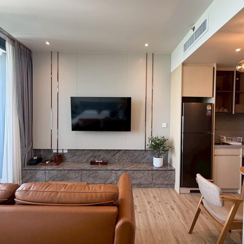 For Sale/Rent : Luxury Beachfront condo in Nort Pattaya @ Arom Wongamart