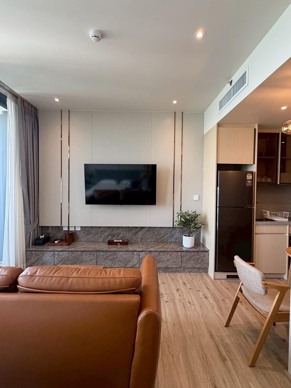 For Sale/Rent : Luxury Beachfront condo in Nort Pattaya @ Arom Wongamart