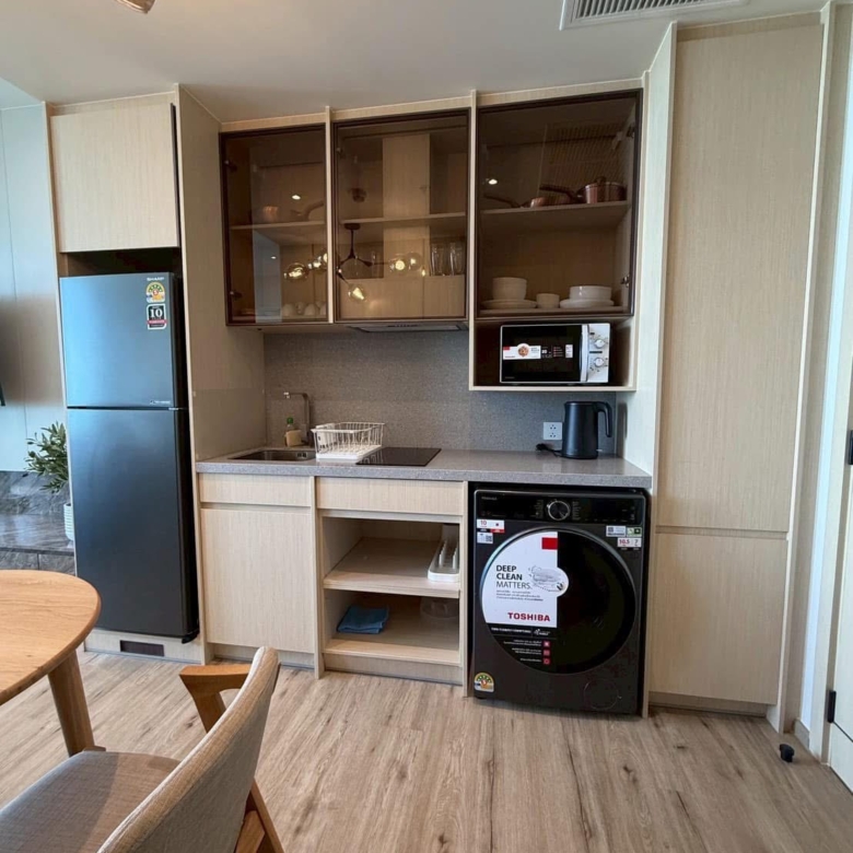 For Sale/Rent : Luxury Beachfront condo in Nort Pattaya @ Arom Wongamart