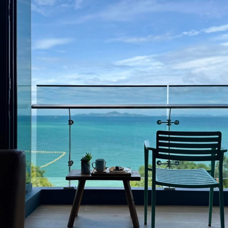 For Sale/Rent : Luxury Beachfront condo in Nort Pattaya @ Arom Wongamart