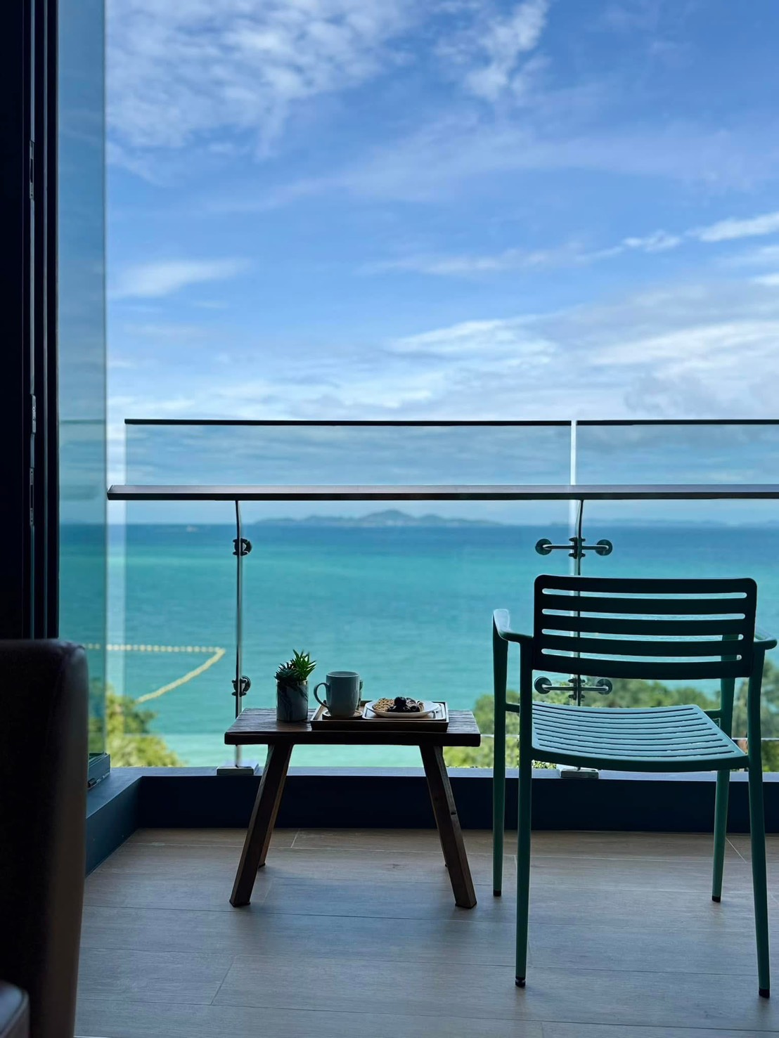 For Sale/Rent : Luxury Beachfront condo in Nort Pattaya @ Arom Wongamart