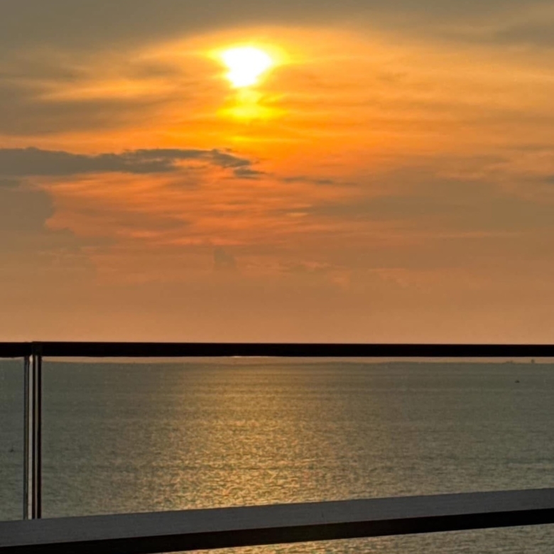 For Sale/Rent : Luxury Beachfront condo in Nort Pattaya @ Arom Wongamart
