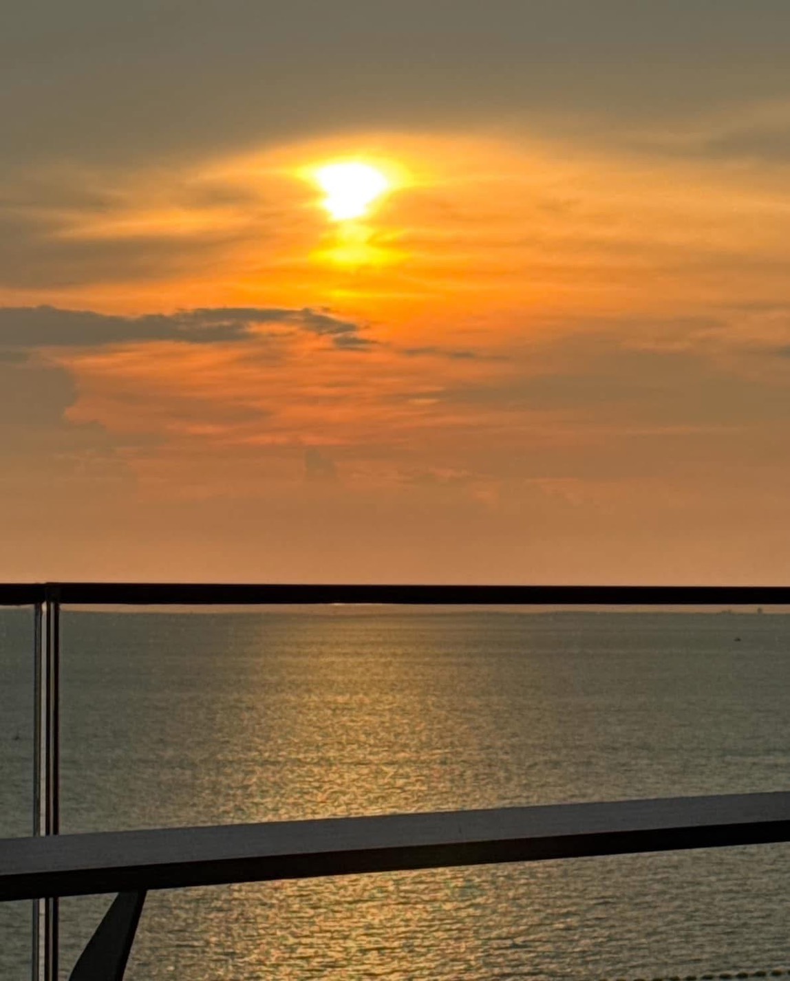 For Sale/Rent : Luxury Beachfront condo in Nort Pattaya @ Arom Wongamart