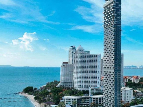 For Sale/Rent : Luxury Beachfront condo in Nort Pattaya @ Arom Wongamart