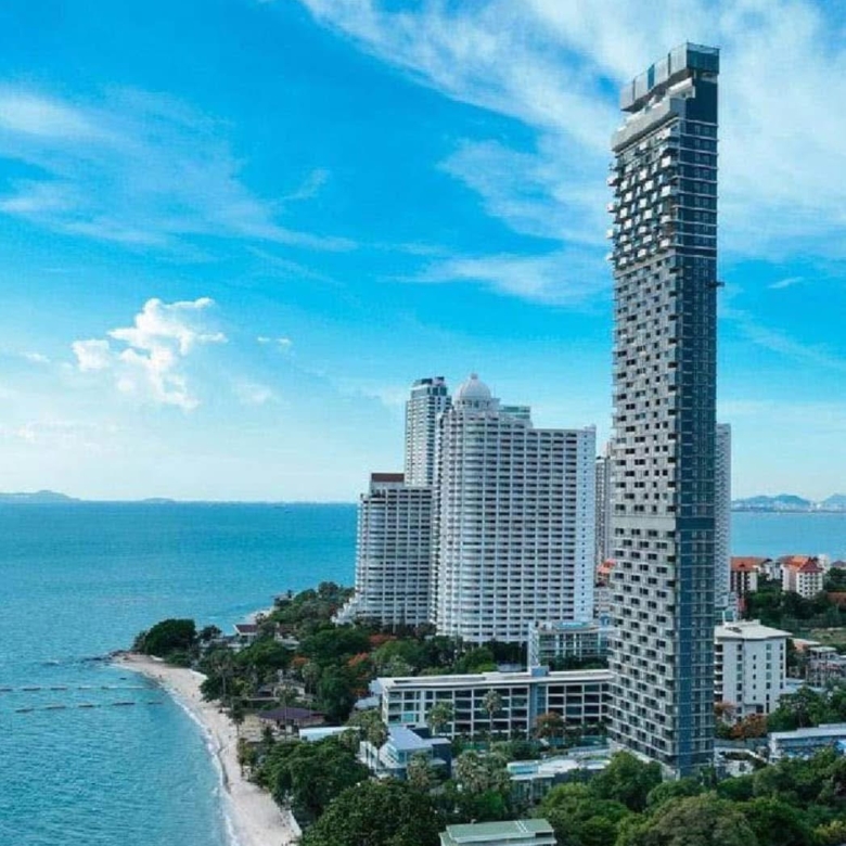 For Sale/Rent : Luxury Beachfront condo in Nort Pattaya @ Arom Wongamart
