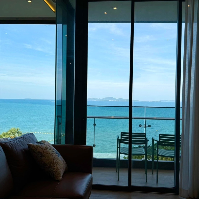 For Sale/Rent : Luxury Beachfront condo in Nort Pattaya @ Arom Wongamart